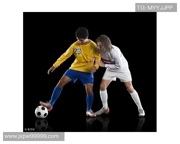 足球巨星化身老爷爷逆袭赛场惊艳全场展现别样风采